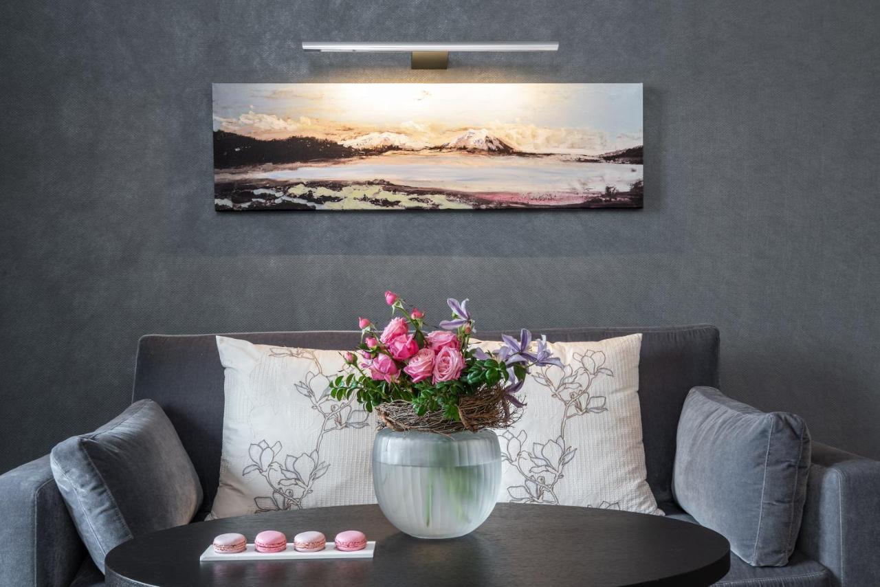 로열 사보이 호텔&스파 로잔 외부 사진 A picture light