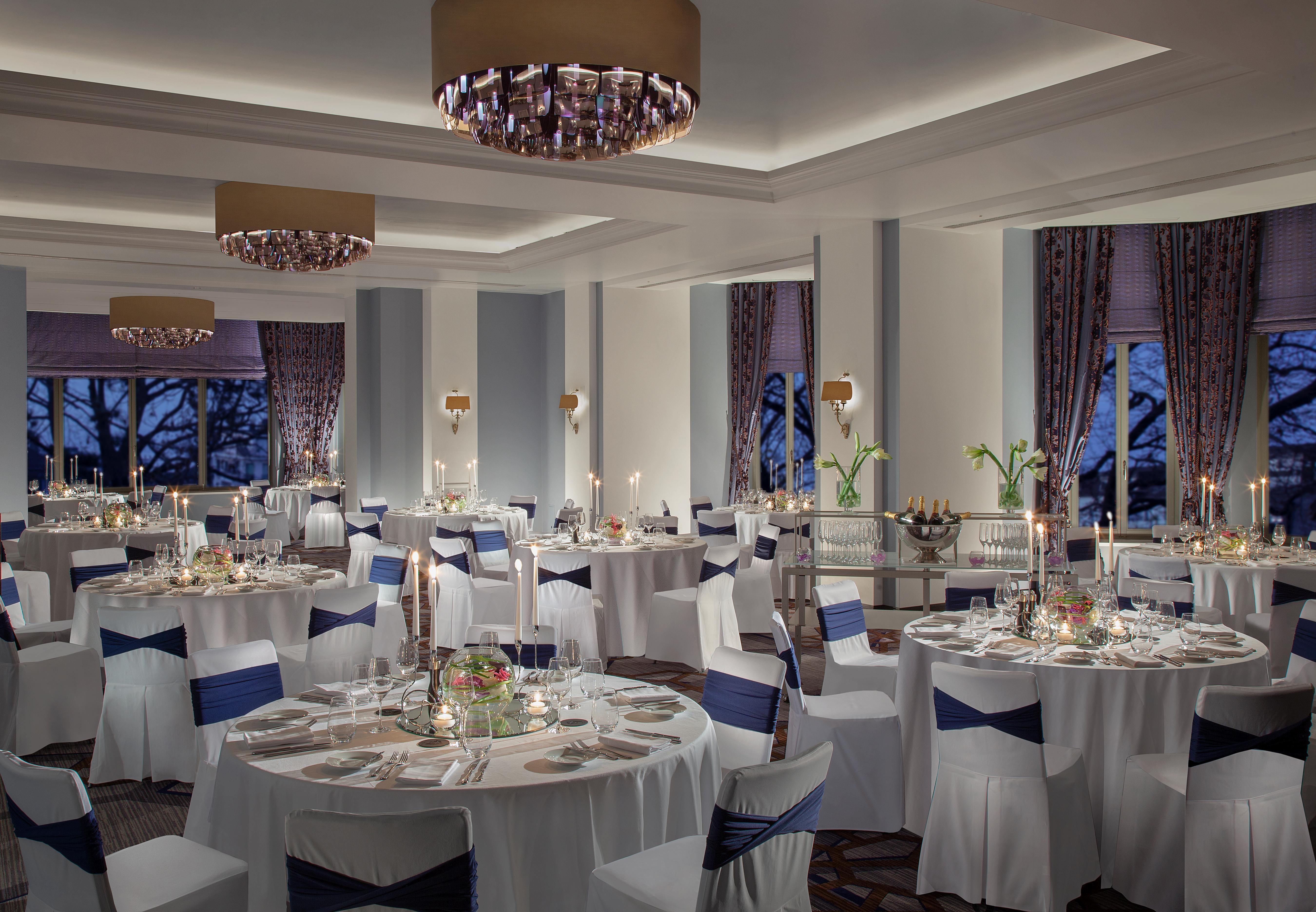 로열 사보이 호텔&스파 로잔 외부 사진 The ballroom at the Four Seasons Hotel