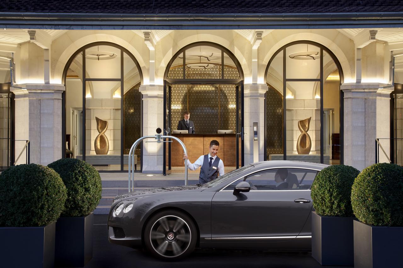 로열 사보이 호텔&스파 로잔 외부 사진 The entrance of the hotel